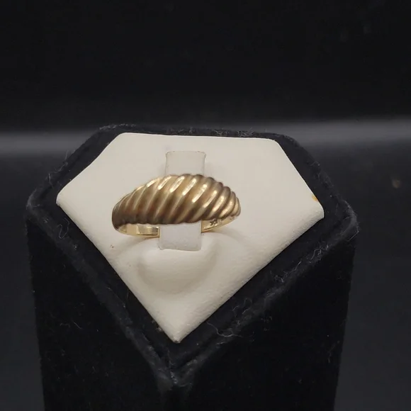 JCM 10KT gold woman's croissant dome ring size 8.25